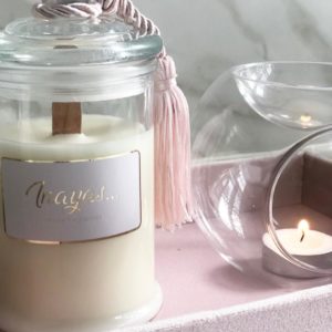 Cadeauset - Glazen Waxbrander, handmade geurkaars en roze velvet bak - Afbeelding 2